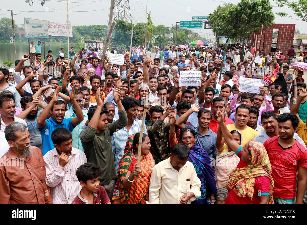 Dacca in Bangladesh. 03 apr, 2019. Mulino di iuta di lavoratori nel blocco Damra il personale trimestre area a Dhaka- Sylhet autostrada come loro 72 ore di sciopero è iniziato 02 aprile 2019, Dhaka, Bangladesh. Credito: SK Hasan Ali/Alamy Live News Foto Stock