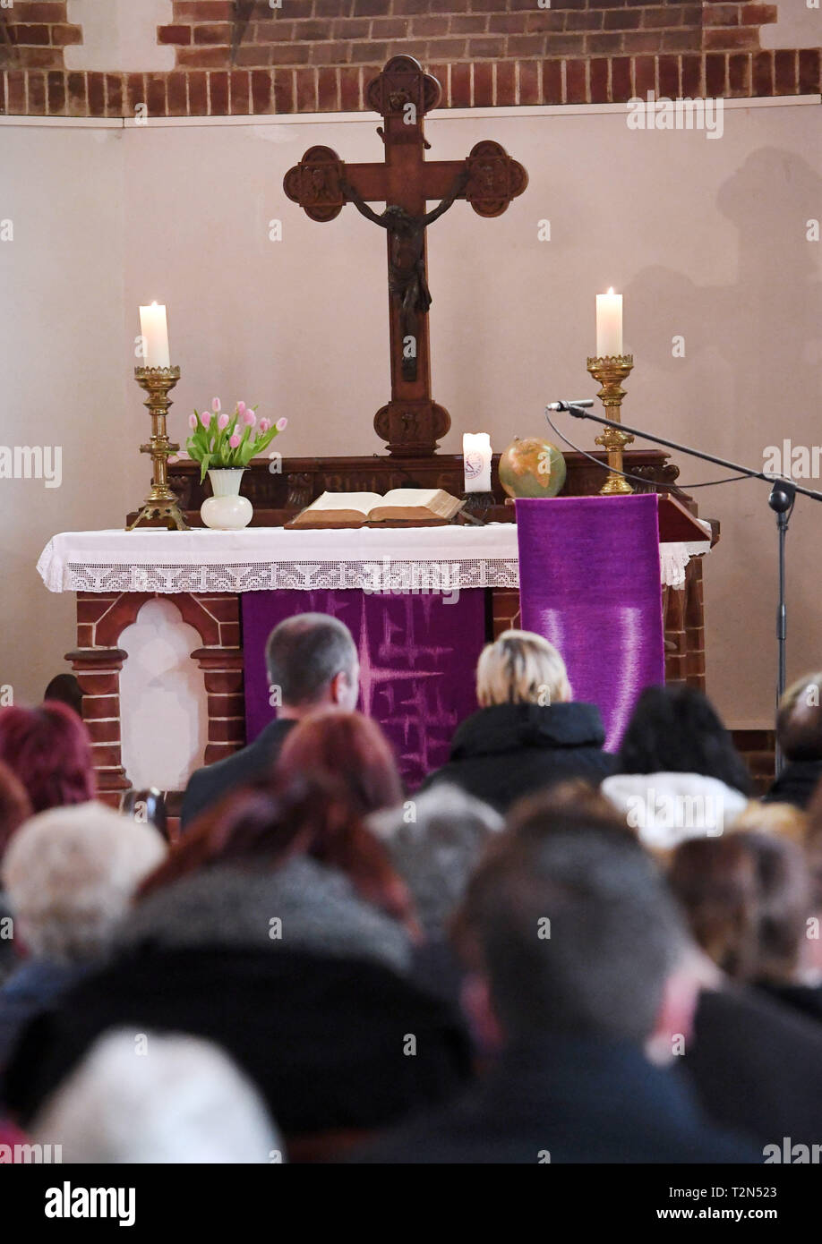 Zinnowitz, Germania. 03 apr, 2019. Cittadini frequentare un memoriale di servizio per 18 anni ucciso nella chiesa evangelica di Zinnowitz, che si è svolta nella località balneare il 19.03.2019. Credito: Stefan Sauer/dpa/Alamy Live News Foto Stock