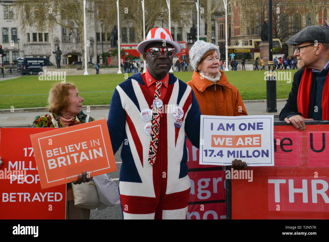 La piazza del Parlamento, Londra, Regno Unito. 3 Apr 2019. Disco Brexit sostenitori protesta nelle strade di fronte alla sede del Parlamento. Londra, 03 aprile 2019. Credito: Thomas Krych/Alamy Live News Foto Stock