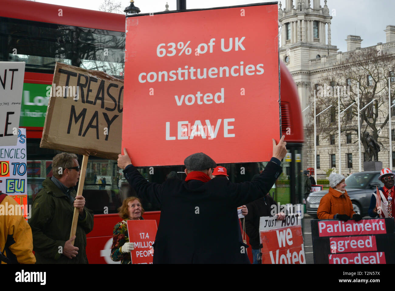 La piazza del Parlamento, Londra, Regno Unito. 3 Apr 2019. Disco Brexit sostenitori protesta nelle strade di fronte alla sede del Parlamento. Londra, 03 aprile 2019. Credito: Thomas Krych/Alamy Live News Foto Stock