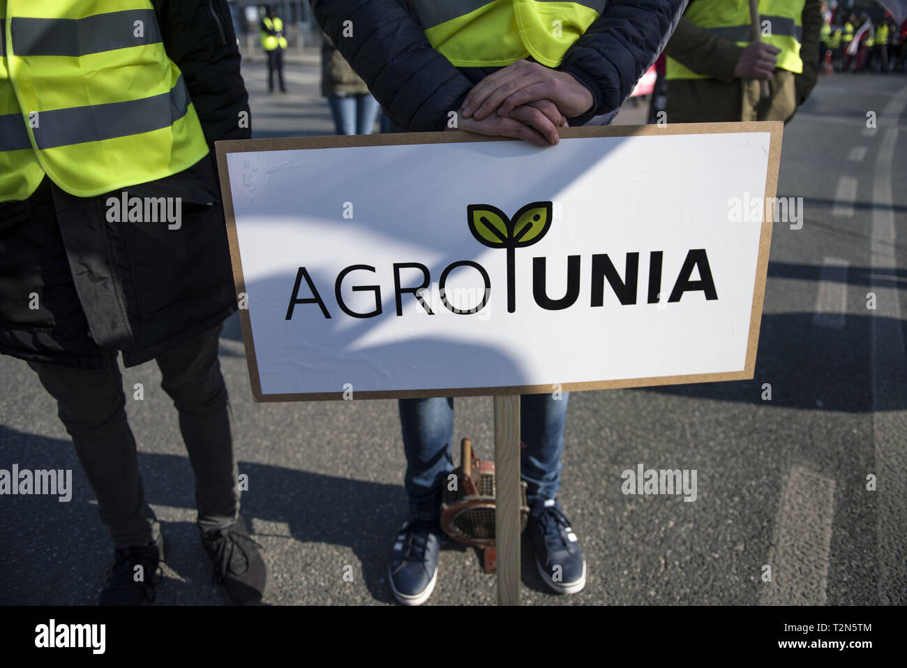 Varsavia, Mazowieckie, Polonia. 3 apr, 2019. Un agricoltore è visto la tenuta di un raccordo Agrounia targhetta logo durante la protesta.AGROUNIA Unione agricoltori esigenti di protesta per un cambiamento di governo della politica internazionale in modo che si tenga conto degli interessi delle aziende agricole polacche, il controllo e le restrizioni sulle importazioni di prodotti agricoli nonché un aumento dei prezzi di acquisto. Credito: ZUMA Press, Inc./Alamy Live News Foto Stock