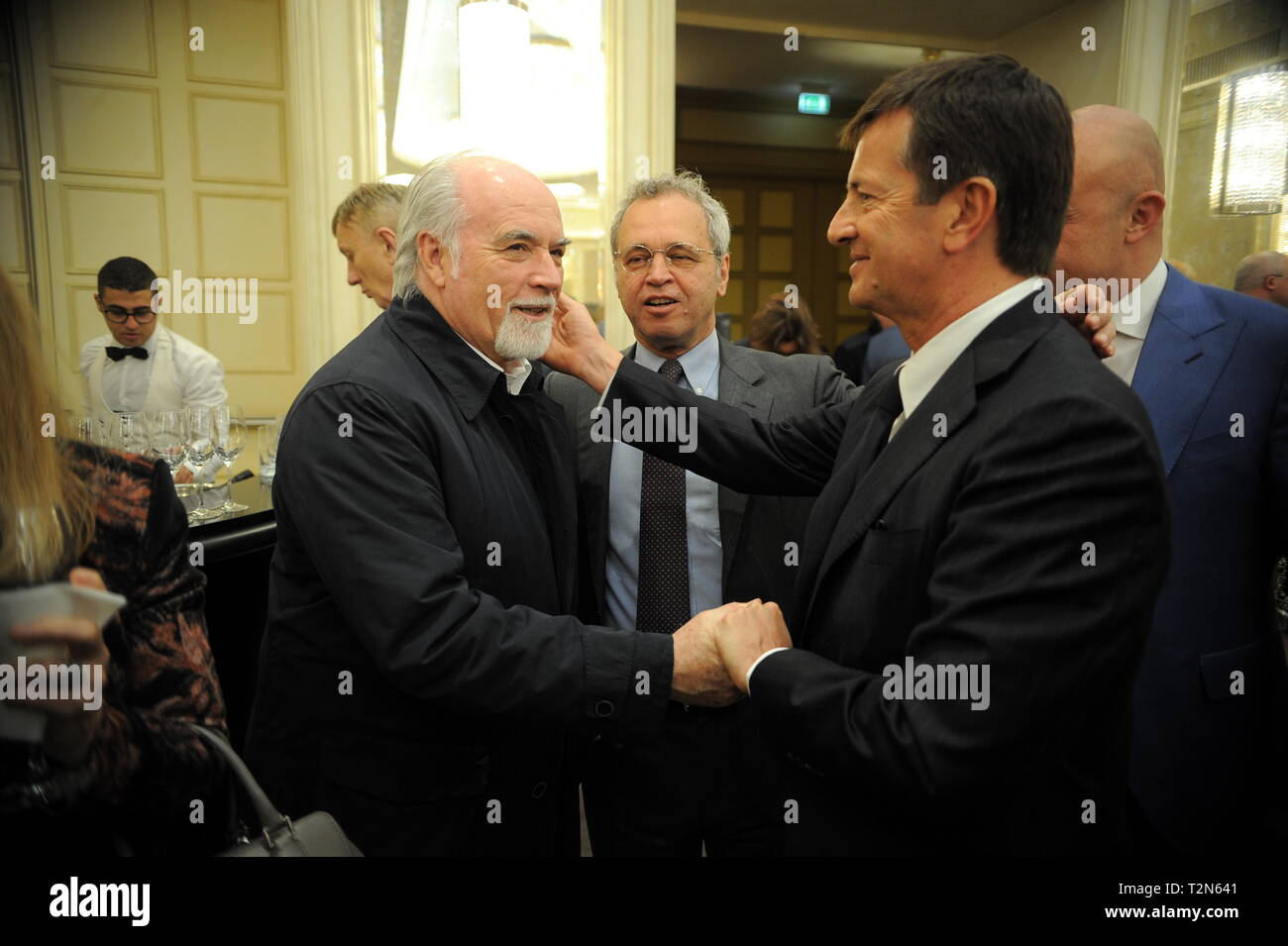 Milano, Premio di giornalismo e nella foto Antonio Ricci saluta Giorgio Gori sindaco di Bergamo e Enrico Mentana Foto Stock