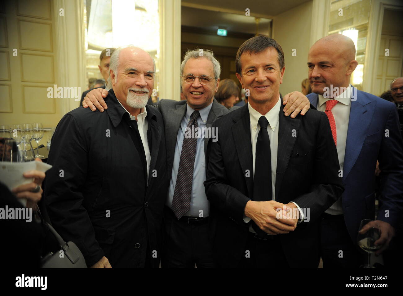 Milano, Premio di giornalismo e nella foto Antonio Ricci saluta Giorgio Gori sindaco di Bergamo e Enrico Mentana Foto Stock