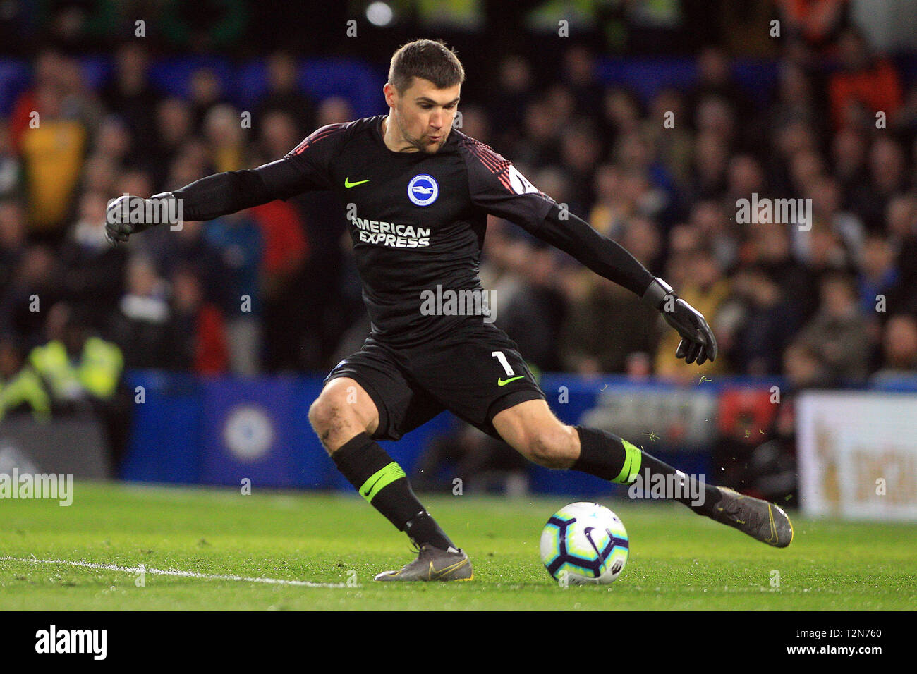 Londra, Regno Unito. 3 apr, 2019. Matthew Ryan, il portiere del Brighton & Hove Albion in azione. Premier League, Chelsea v Brighton & Hove Albion a Stamford Bridge di Londra Mercoledì 3 aprile 2019. Questa immagine può essere utilizzata solo per scopi editoriali. Solo uso editoriale, è richiesta una licenza per uso commerciale. Nessun uso in scommesse, giochi o un singolo giocatore/club/league pubblicazioni. pic da Steffan Bowen/ Credito: Andrew Orchard fotografia sportiva/Alamy Live News Foto Stock
