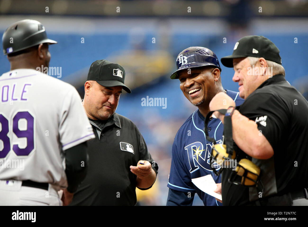 San Pietroburgo, Florida, Stati Uniti d'America. 3 apr, 2019. DOUGLAS R. CLIFFORD | Orari .Colorado Rockies terza base coach Stu Cole (39), a sinistra e a Tampa Bay Rays prima base coach Ozzie Timmons (30) condividono una risata prima di iniziare il mercoledì (1/3/19) gioco tra il Tampa Bay Rays e Colorado Rockies a Tropicana in Campo San Pietroburgo. Credito: Douglas R. Clifford/Tampa Bay volte/ZUMA filo/Alamy Live News Foto Stock
