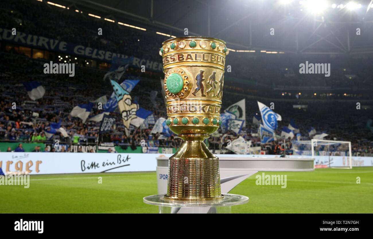 Schalke, Deutschland. 03 apr, 2019. firo: 03.04.2019 Calcio Coppa dfb DFB, Coppa, ViertelFinale, stagione 2018/2019, FC Schalke 04 - SV Werder Bremen includono, sfondo, ventole, Nordkurve, Trophae, POkal | Utilizzo di credito in tutto il mondo: dpa/Alamy Live News Foto Stock