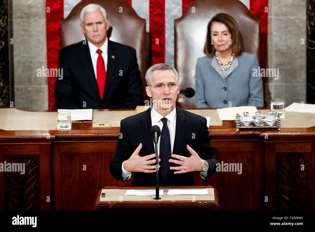 Washington, Stati Uniti d'America. 3 apr, 2019. Il Segretario Generale della NATO Jens Stoltenberg (anteriore) risolve una riunione congiunta degli Stati Uniti Congresso a Washington, DC, Stati Uniti, il 3 aprile 2019. Jens Stoltenberg detto mercoledì che l'alleanza militare non vuole una nuova corsa agli armamenti" con la Russia mentre esortiamo Mosca per mantenere la conformità con un punto di riferimento per il controllo degli armamenti trattato. Credito: Ting Shen/Xinhua/Alamy Live News Foto Stock