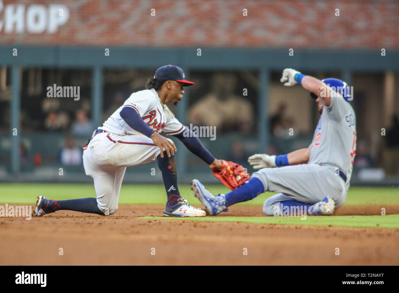 Atlanta, GA, Stati Uniti d'America. 3 apr, 2019. Atlanta Braves secondo baseman Ozzie Albies (1) tag fuori Chicago Cubs sinistra fielder Kyle Schwarber (12) durante la MLB azione tra i Cubs del Chicago e Atlanta Braves a SunTrust Park di Atlanta, GA. Jonathan Huff/CSM/Alamy Live News Foto Stock