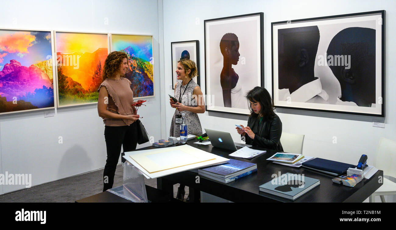 New York, Stati Uniti d'America. 7 apr, 2019. Le persone che frequentano l'anteprima della XXXIX edizione della mostra fotografica presentata da DIPAD (Associazione di fotografia internazionale di commercianti d'arte). La mostra presenta oltre 90 leader mondiali nel settore dell'arte fotografia gallerie e oltre 30 editori di libri nella città di New York dal 4 Aprile al 7. Credito: Enrique Shore/Alamy Live News Foto Stock