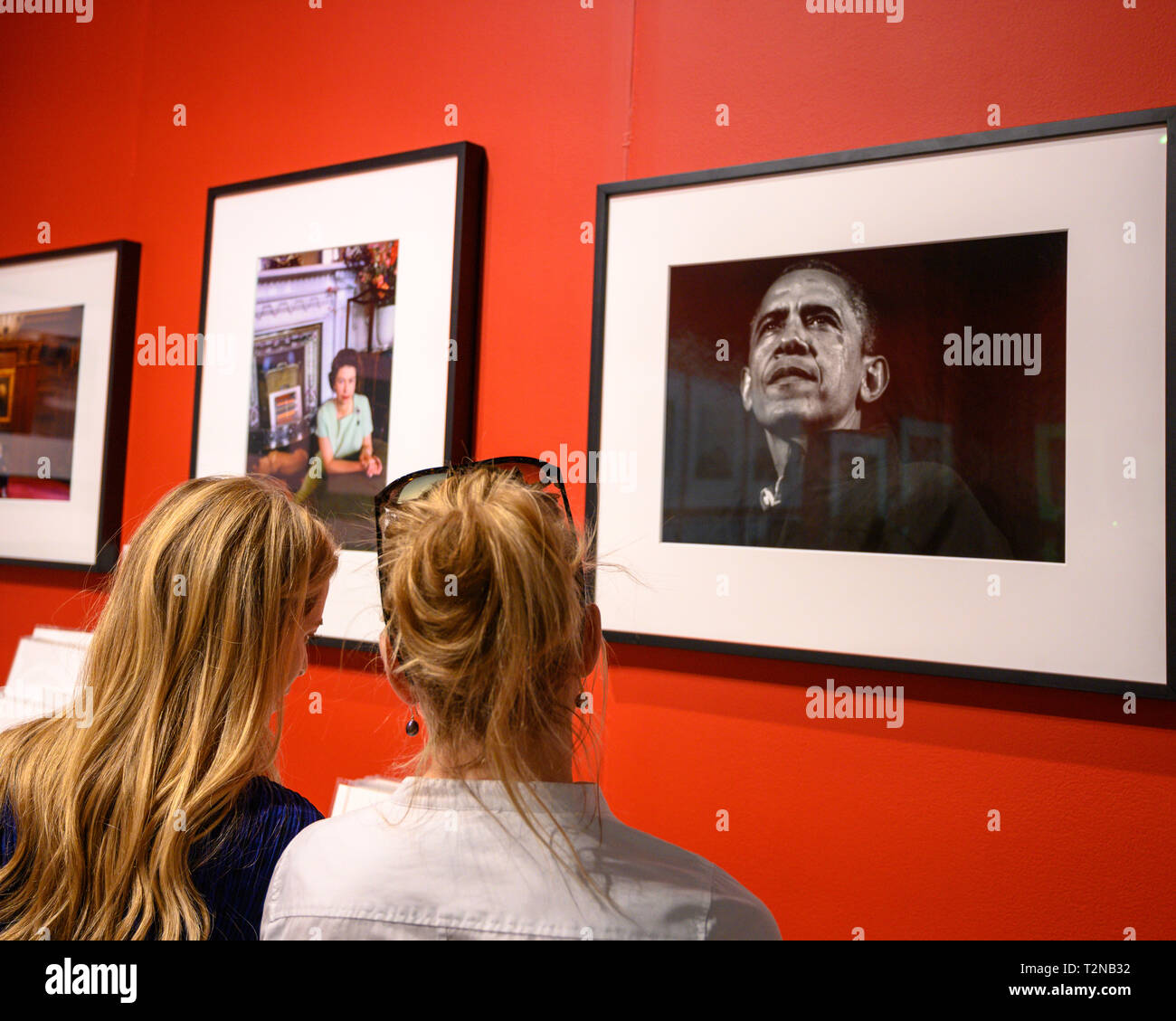 New York, Stati Uniti d'America. 7 apr, 2019. Le persone che frequentano l'anteprima della XXXIX edizione della mostra fotografica presentata da DIPAD (Associazione di fotografia internazionale di commercianti d'arte). La mostra presenta oltre 90 leader mondiali nel settore dell'arte fotografia gallerie e oltre 30 editori di libri nella città di New York dal 4 Aprile al 7. Credito: Enrique Shore/Alamy Live News Foto Stock