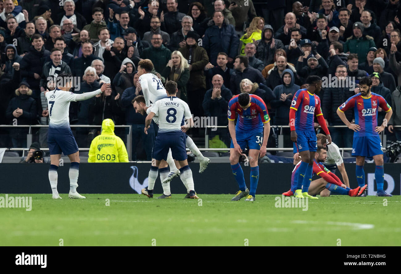 Londra, Regno Unito. 3 apr, 2019. Tottenham Hotspur i giocatori di celebrare durante il match di Premier League tra Tottenham Hotspur e Crystal Palace a Tottenham Hotspur Stadium a Londra, in Gran Bretagna il 3 aprile 2019. Tottenham Hotspur ha vinto 2-0. Credito: Han Yan/Xinhua/Alamy Live News Foto Stock