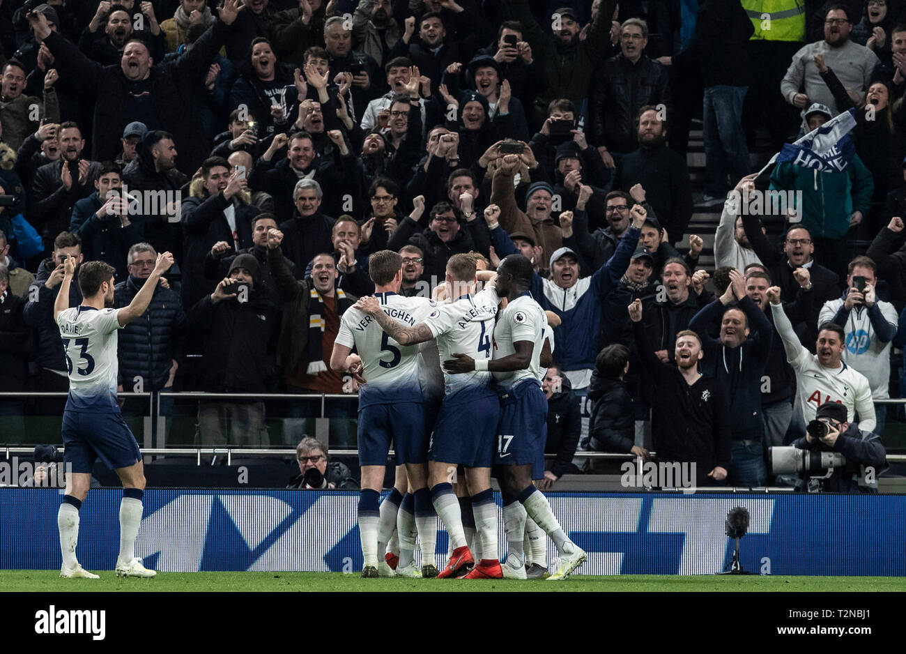 Londra, Regno Unito. 3 apr, 2019. Tottenham Hotspur i giocatori di celebrare durante il match di Premier League tra Tottenham Hotspur e Crystal Palace a Tottenham Hotspur Stadium a Londra, in Gran Bretagna il 3 aprile 2019. Tottenham Hotspur ha vinto 2-0. Credito: Han Yan/Xinhua/Alamy Live News Foto Stock
