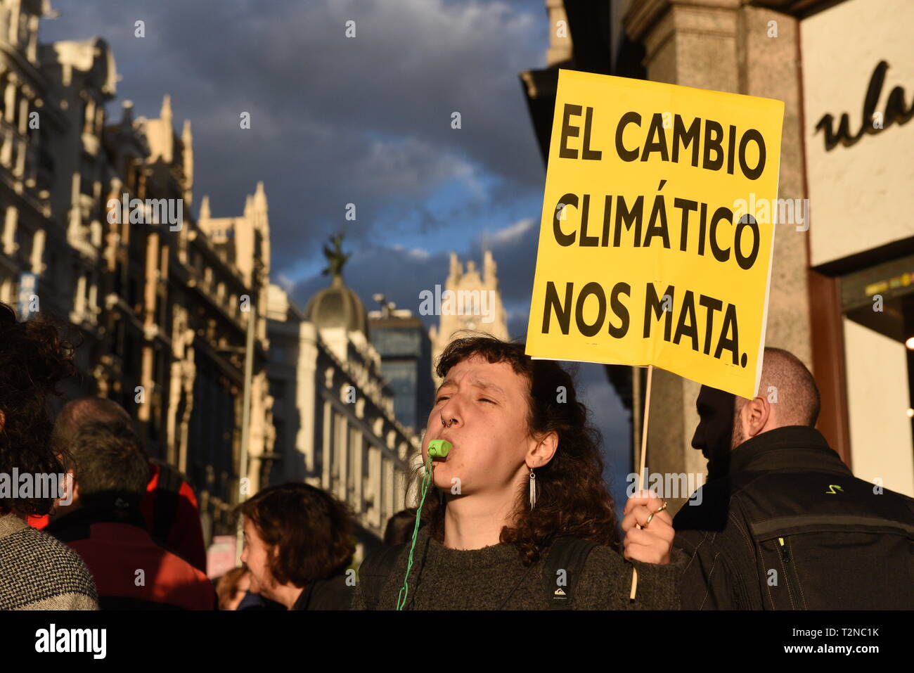 Una donna è visto tenendo un cartello la lettura "cambiamenti climatici ci uccide' durante la protesta. Gli attivisti del gruppo estinzione della ribellione si sono riuniti a Piazza Callao a Madrid per chiedere al governo spagnolo le politiche contro il cambiamento climatico. Foto Stock