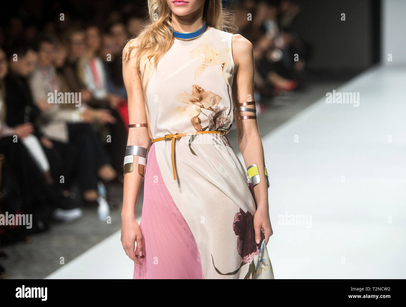 Lubiana, Slovenia. 3 apr, 2019. Un modello presenta una creazione del designer serbo Svetlana Jacovic durante il Lubiana della settimana della moda a Ljubljana, Slovenia, il 3 aprile 2019. Il Lubiana Fashion Week, tenuto ogni due anni in primavera e in autunno, presenta le ultime collezioni da sloveni e stranieri i designer di moda. Credito: Matic Stojs Lomovsek/Xinhua/Alamy Live News Foto Stock