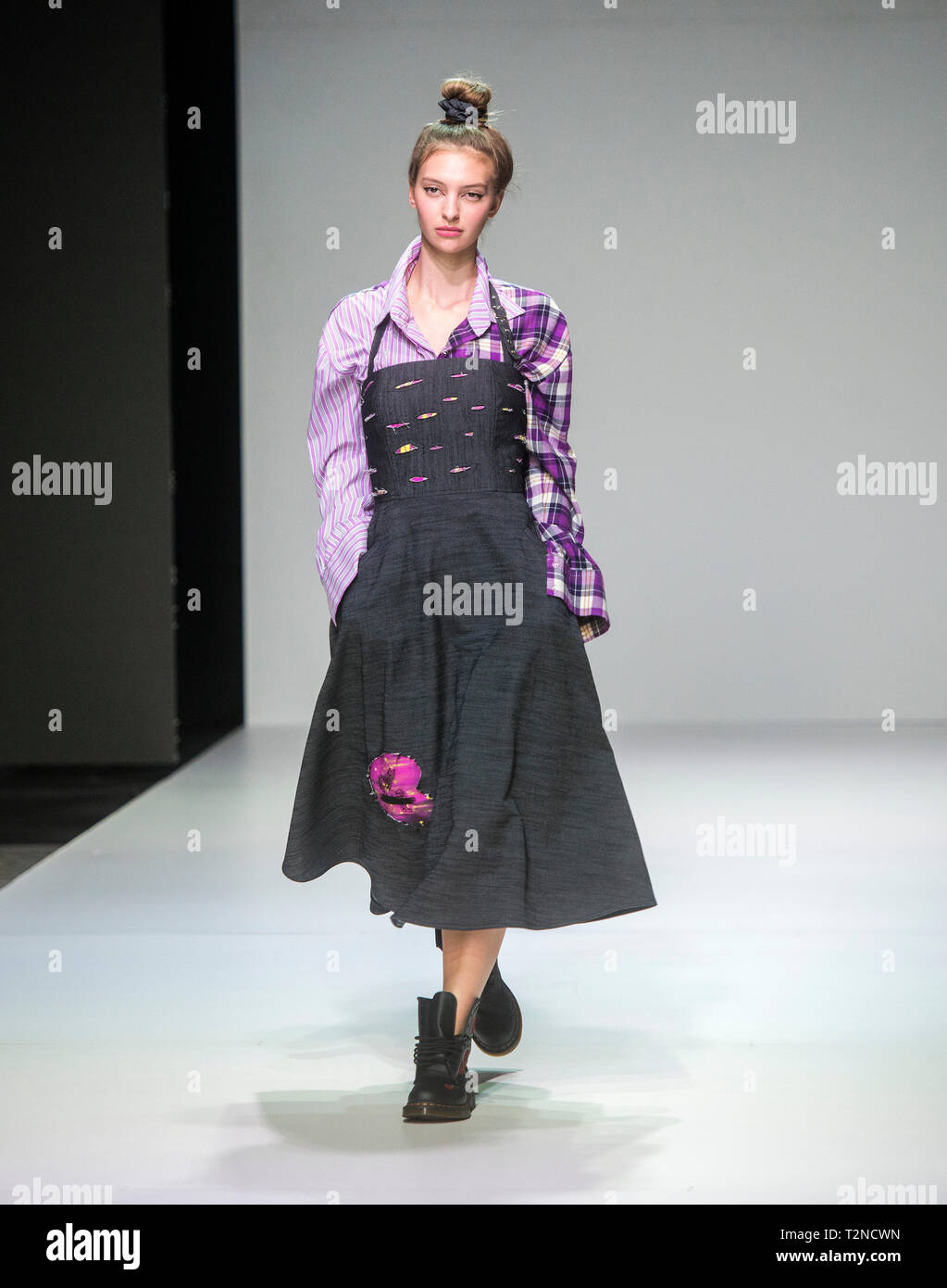 Lubiana, Slovenia. 3 apr, 2019. Un modello presenta una creazione del designer croato Andrea Anic durante il Lubiana della settimana della moda a Ljubljana, Slovenia, il 3 aprile 2019. Il Lubiana Fashion Week, tenuto ogni due anni in primavera e in autunno, presenta le ultime collezioni da sloveni e stranieri i designer di moda. Credito: Matic Stojs Lomovsek/Xinhua/Alamy Live News Foto Stock