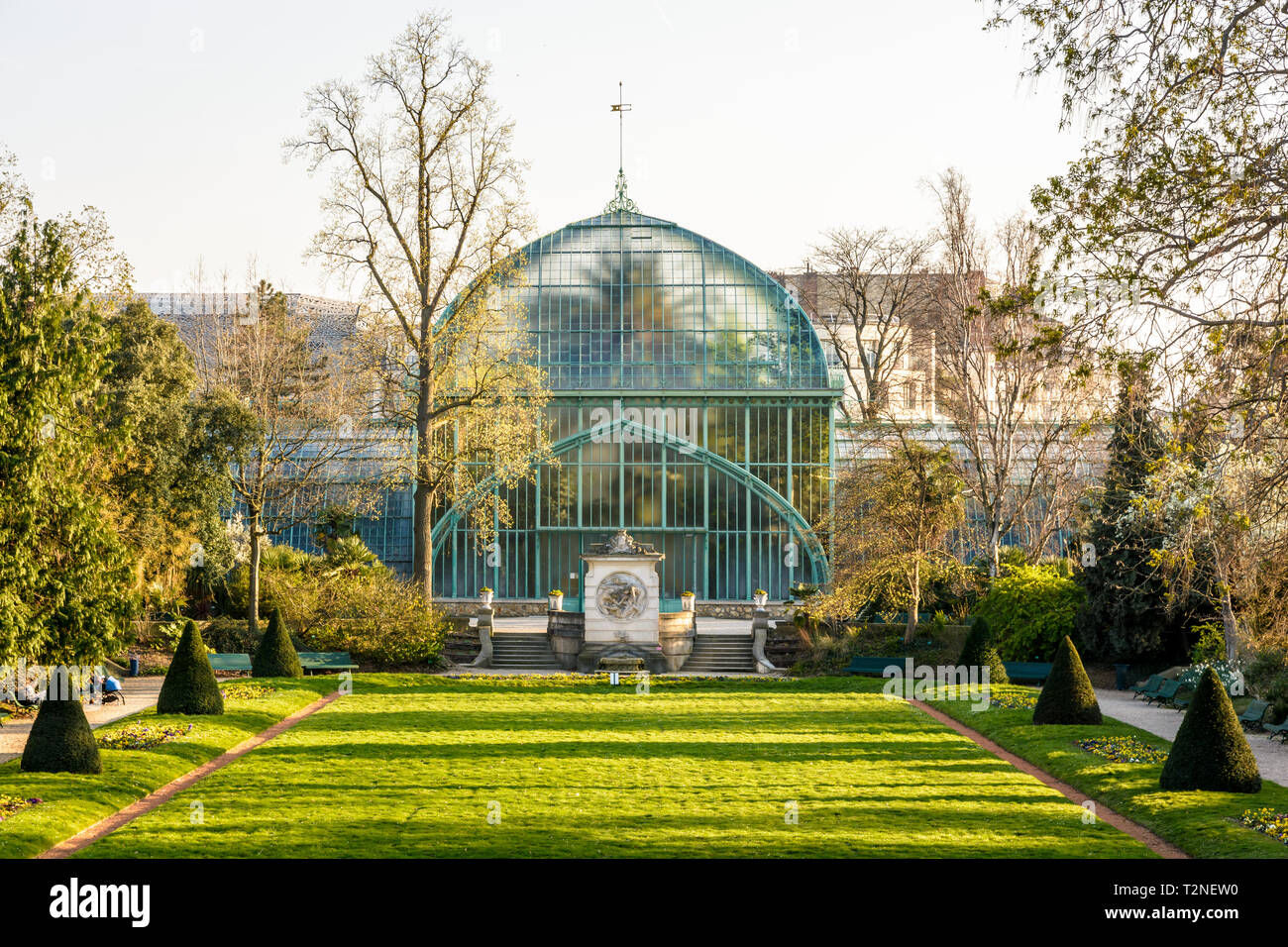 Vista frontale del palmarium, la grande serra delle palme nel Jardin des serres d'Auteuil a Parigi, Francia, alla fine di un assolato pomeriggio di primavera. Foto Stock
