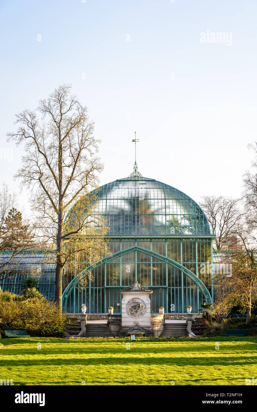 Vista frontale del palmarium, la grande serra delle palme nel Jardin des serres d'Auteuil a Parigi, Francia, alla fine di un assolato pomeriggio di primavera. Foto Stock
