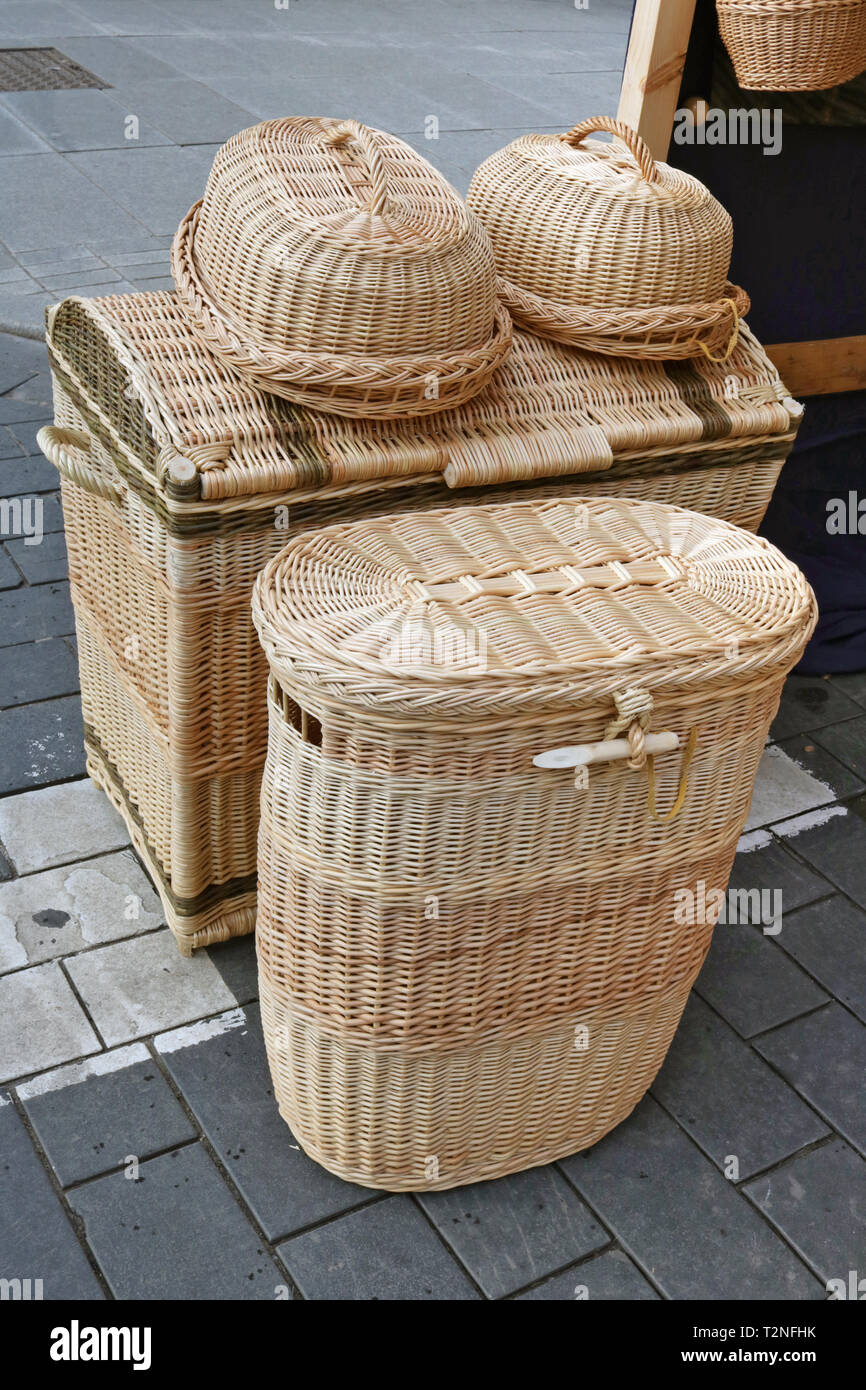 In casa di vimini grandi cesti in legno per la casa sono venduti per  strada. Fiera di primavera giorno shot Foto stock - Alamy