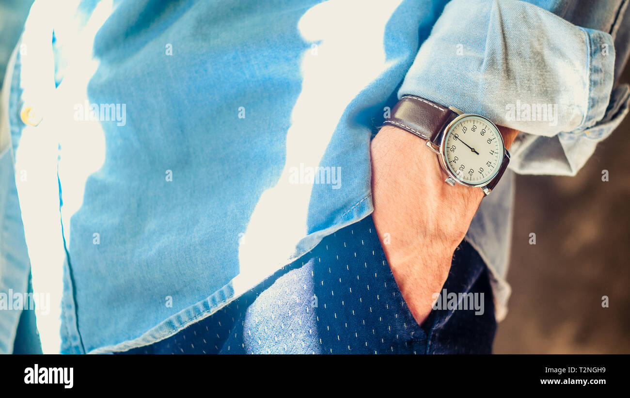 Close up di un uomo elegante accessorio Orologi da Polso. Mano in tasca. Arrotolato shirt maniche. Casual informale Concetto di usura Foto Stock