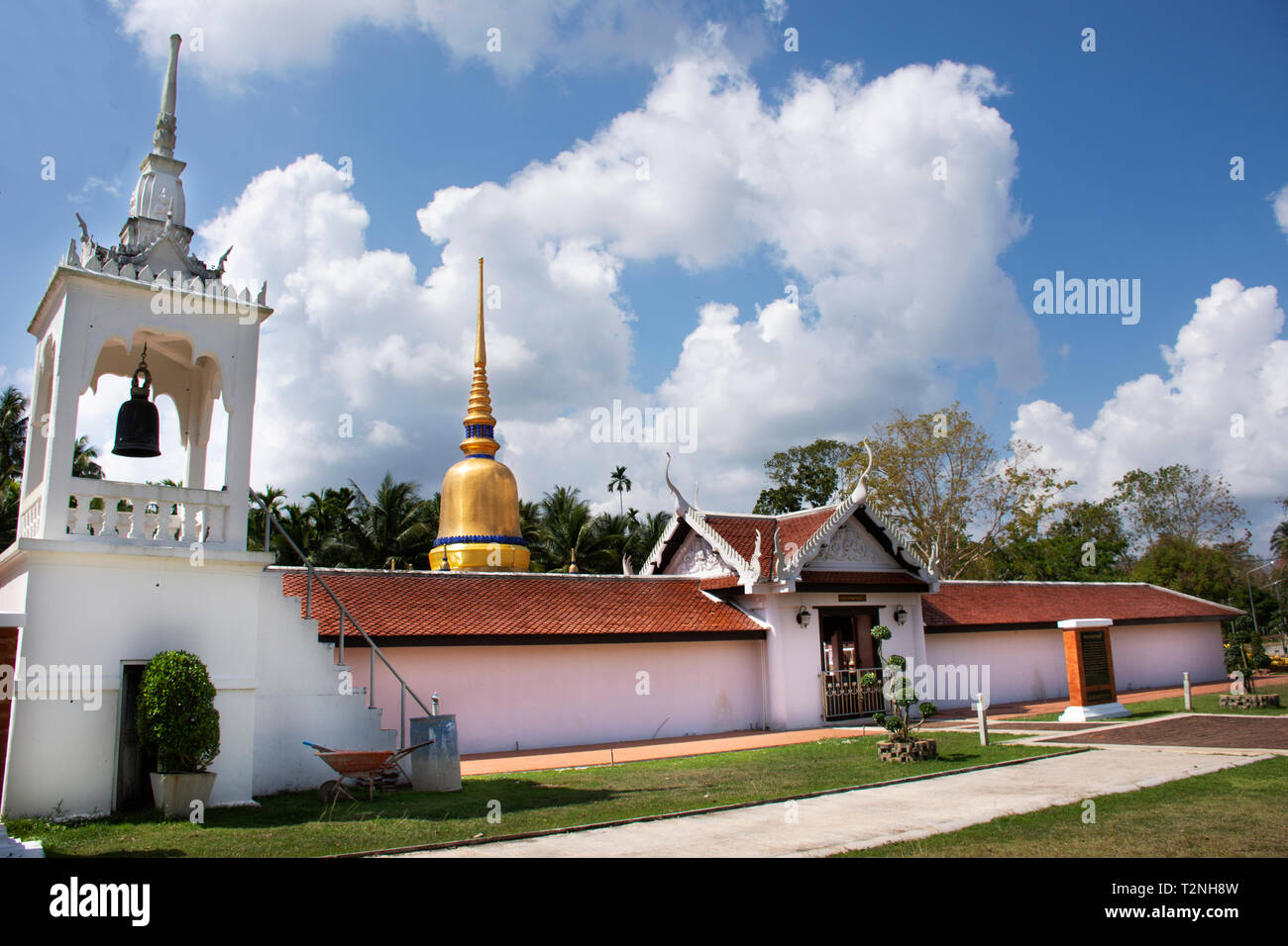 Visualizzare il paesaggio con stupa di Wat Phra That sawi tempio del popolo Thai travel visita rispetto a pregare chedi e statue di Buddha il 1 febbraio 2018 in ch Foto Stock