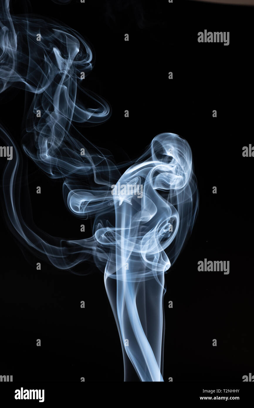 Emissione di fumo bianco fumo su sfondo nero . abstract Foto Stock