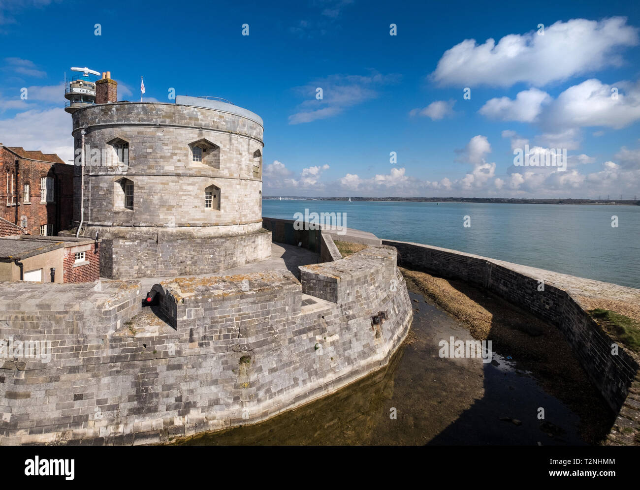 Il castello di Calshot oltre alla ricerca di acqua di Southampton Foto Stock