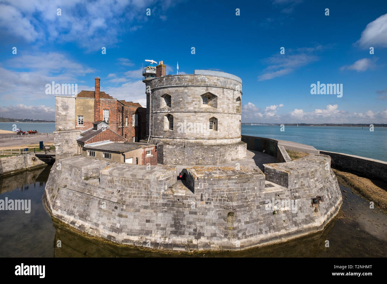 Il castello di Calshot oltre alla ricerca di acqua di Southampton Foto Stock
