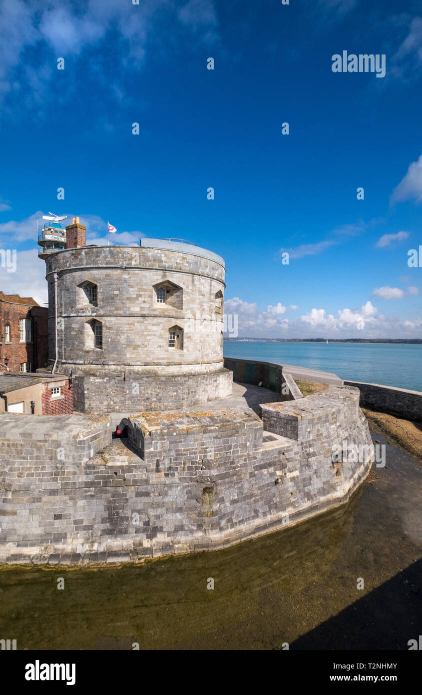 Il castello di Calshot oltre alla ricerca di acqua di Southampton Foto Stock