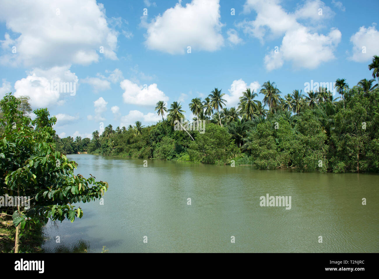 Vista del paesaggio e per il movimento che scorre acqua di fiume Sawi a Sawi del distretto di Chumphon Thailandia, in corrispondenza della parte anteriore del Wat Phra That sawi tempio Foto Stock