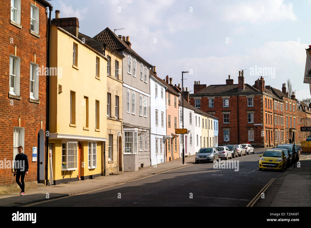 Devizes, Wiltshire, Inghilterra, Regno Unito. Marzo 2019. case colorate su Long Street nel centro della città. Foto Stock