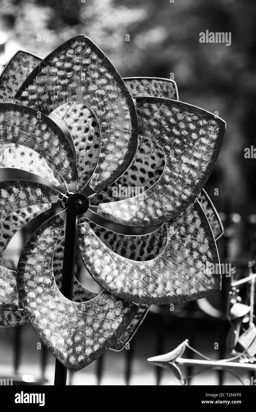 Una girandola giardino ornamento è in vendita presso il garden shop on Biltmore Estate in Asheville, NC, Stati Uniti d'America Foto Stock