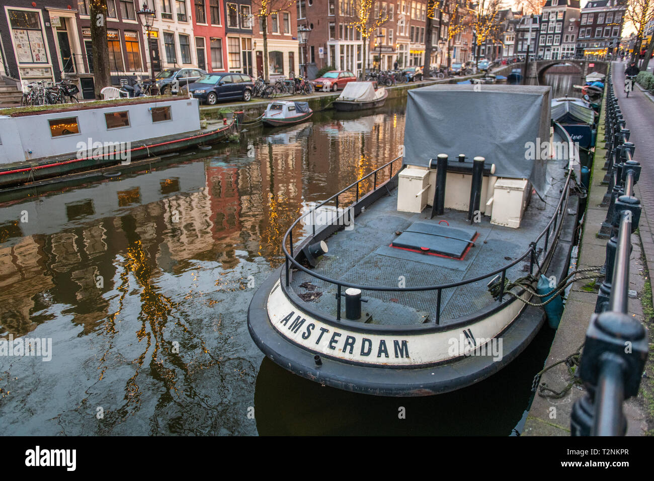 Una barca a leggere 'Amsterdam' è inserito in un canale di Amsterdam, Paesi Bassi Foto Stock