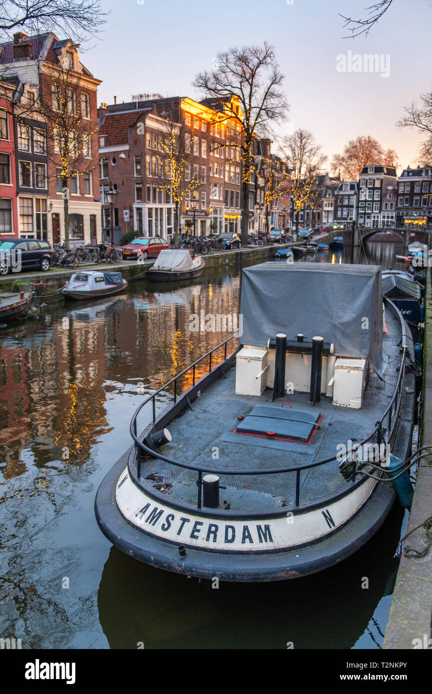 Una barca a leggere 'Amsterdam' è inserito in un canale di Amsterdam, Paesi Bassi Foto Stock