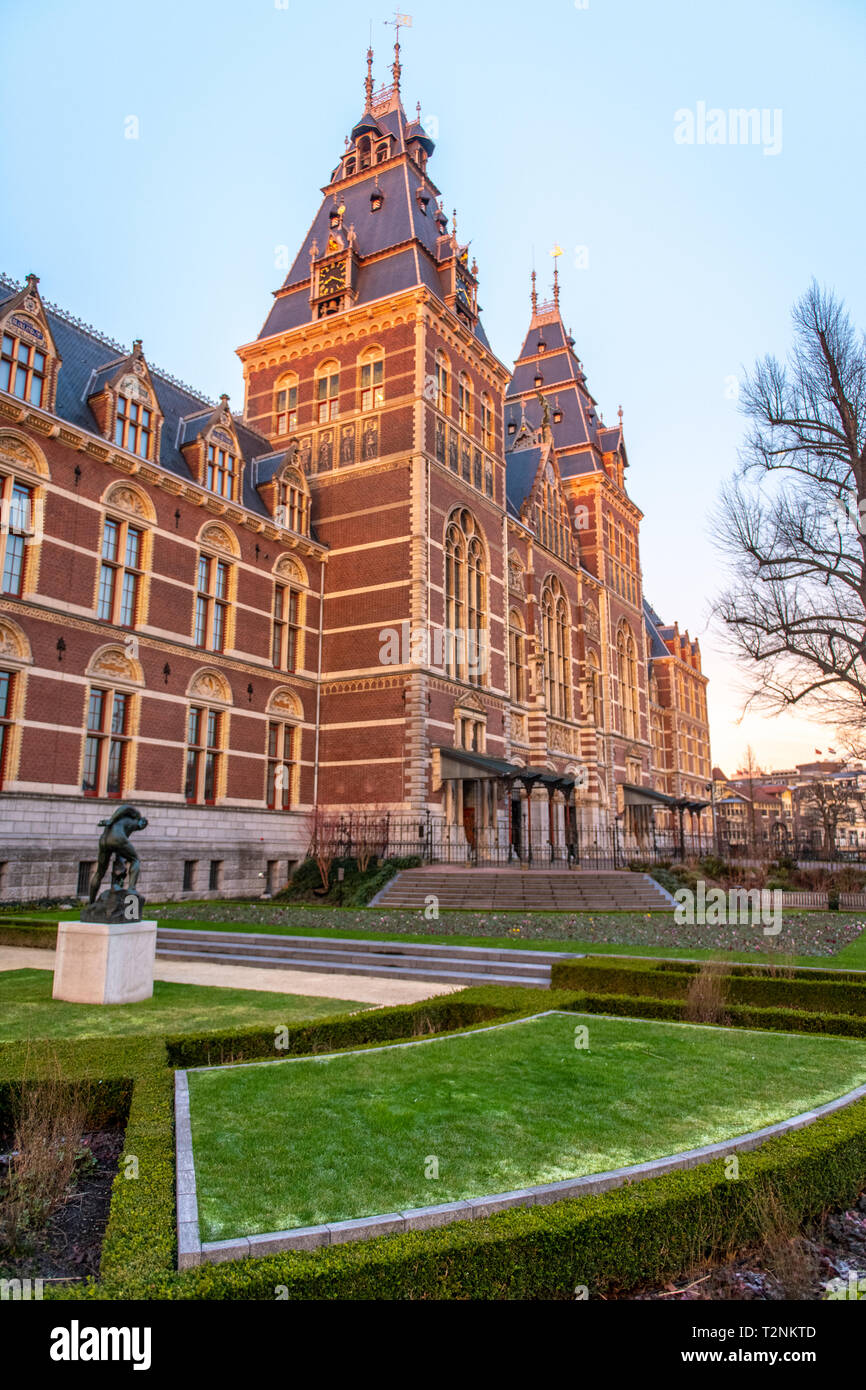 Una vista del Rijksmuseum da un meticolosamente curato giardino in Amsterdam, Paesi Bassi Foto Stock