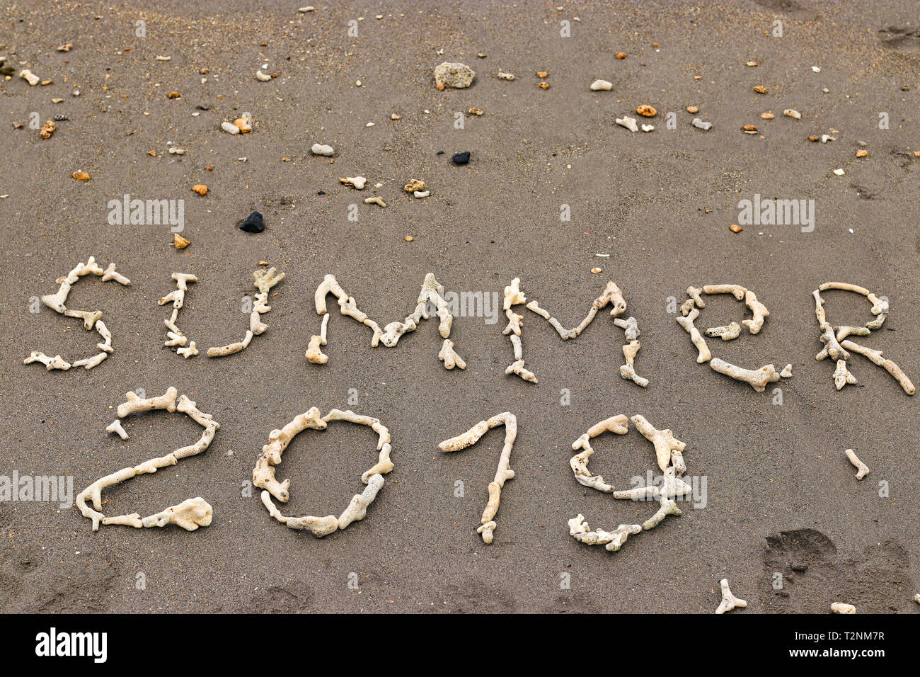 La scritta sulla sabbia di cui fuori di coralli, estate 2019 concetto di viaggio, con copia spazio per il testo Foto Stock