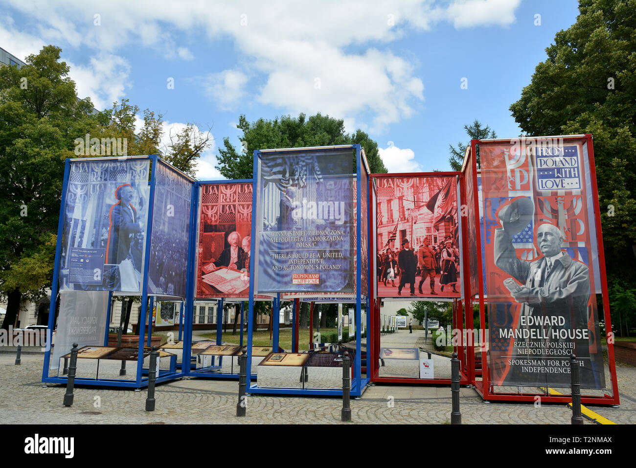 La coloratissima "dalla Polonia con l'amore" presentano, evidenziando l'America nel ruolo della Polonia riacquistato l'indipendenza al famoso Krakowskie Przedmiescie street Foto Stock