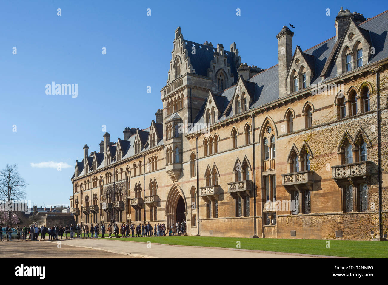 I turisti in coda per entrare in Cattedrale di Cristo attraverso il cancello di Prato nel prato di edificio in Christ Church Meadows Foto Stock