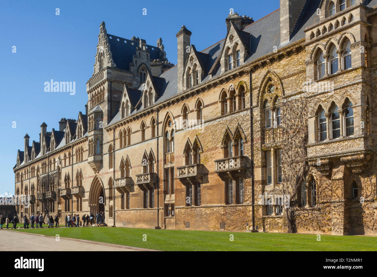 I turisti in coda per entrare in Cattedrale di Cristo attraverso il cancello di Prato nel prato di edificio in Christ Church Meadows Foto Stock