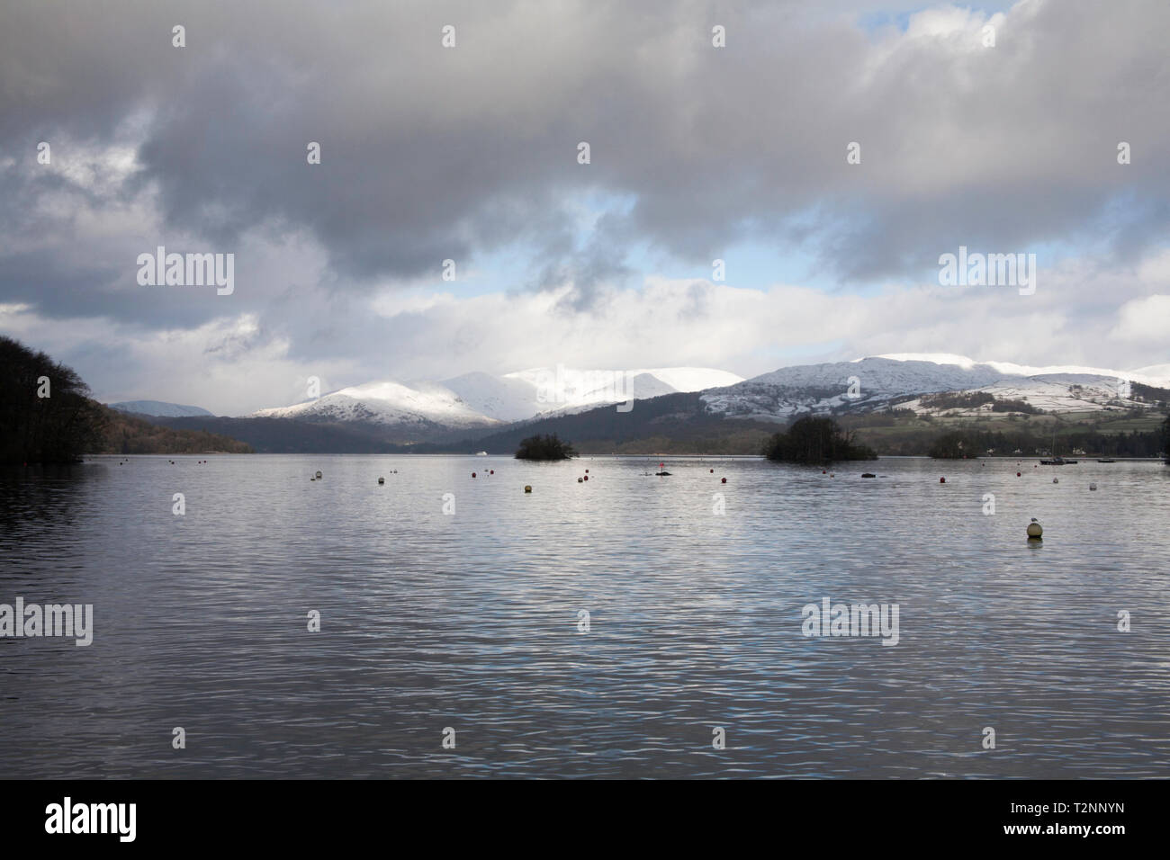 Il Fairfield Horseshoe sopra Ambleside dal lago Windermere su una Freddo giorno d'inverno il Lake District Cumbria Inghilterra Foto Stock