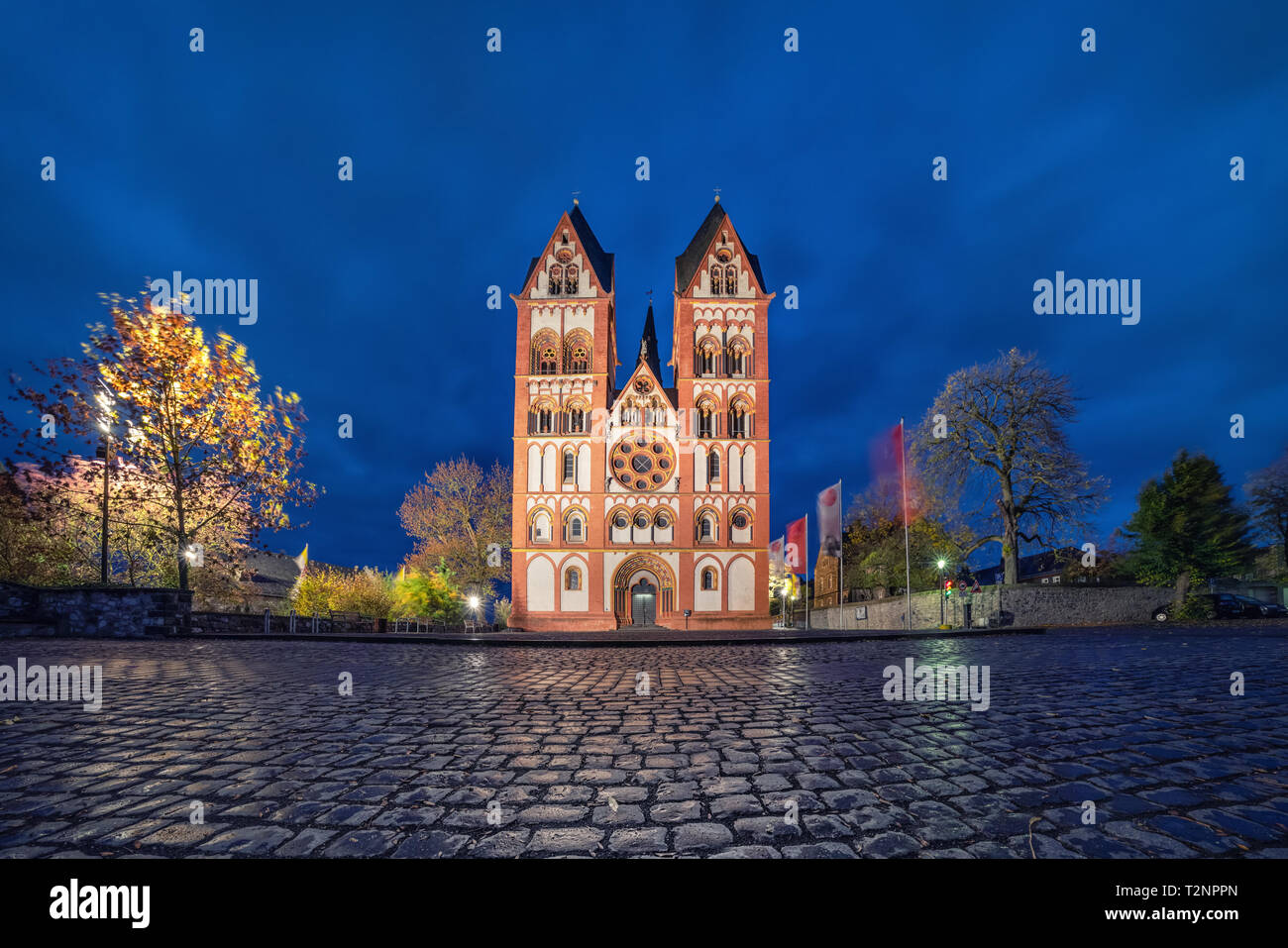La facciata della Cattedrale di Limburgo (Dom zu Limburg) al tramonto, Limburg an der Lahn, Germania Foto Stock