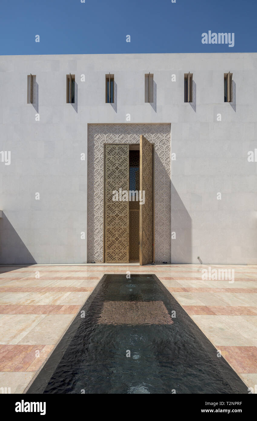 Ingresso alla sala da preghiera, Msheireb Jumaa moschea, Doha, Qatar Foto Stock