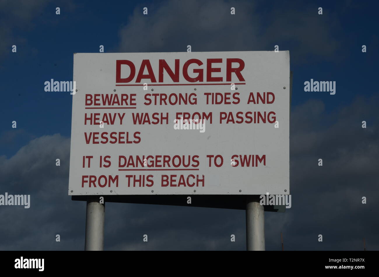 Pericolo, forti maree e in rapido movimento di acqua e mare pesante Foto Stock