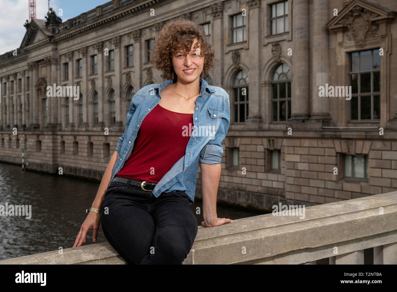 Studentessa di esplorare la città di Berlino, Germania Foto Stock