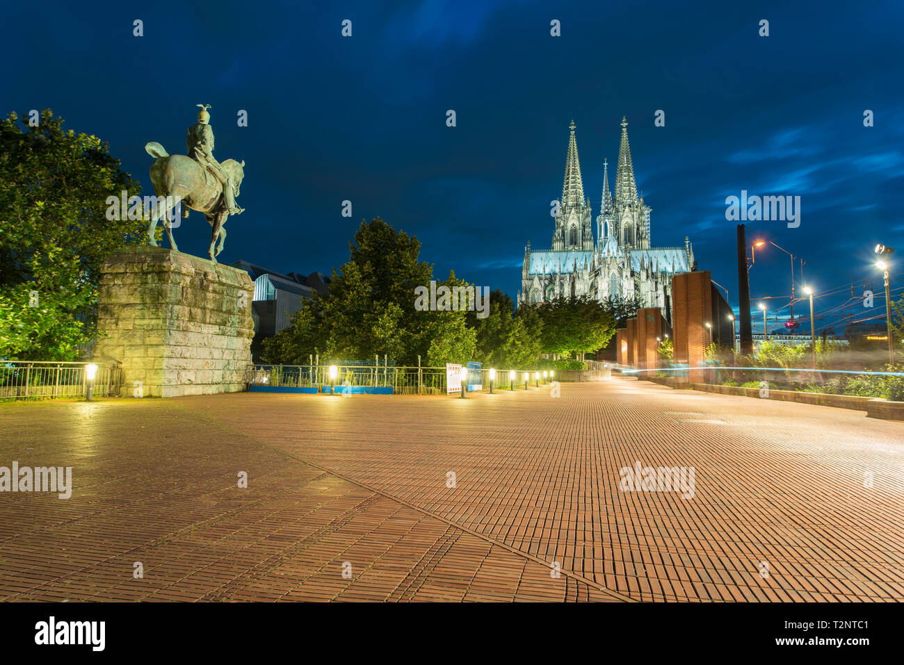 Cattedrale del Duomo, la statua in bronzo di Kaiser Wilhelm di notte, Colonia, Renania settentrionale-Vestfalia, Germania Foto Stock