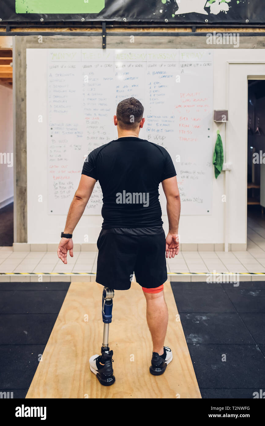 Uomo con gamba protesico a piedi Foto Stock