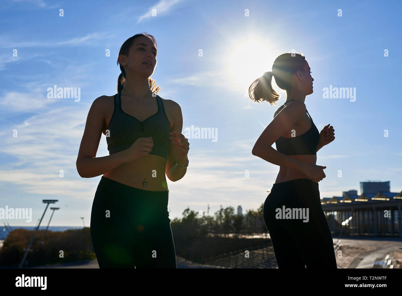 Amici jogging in stadio sportivo Foto Stock