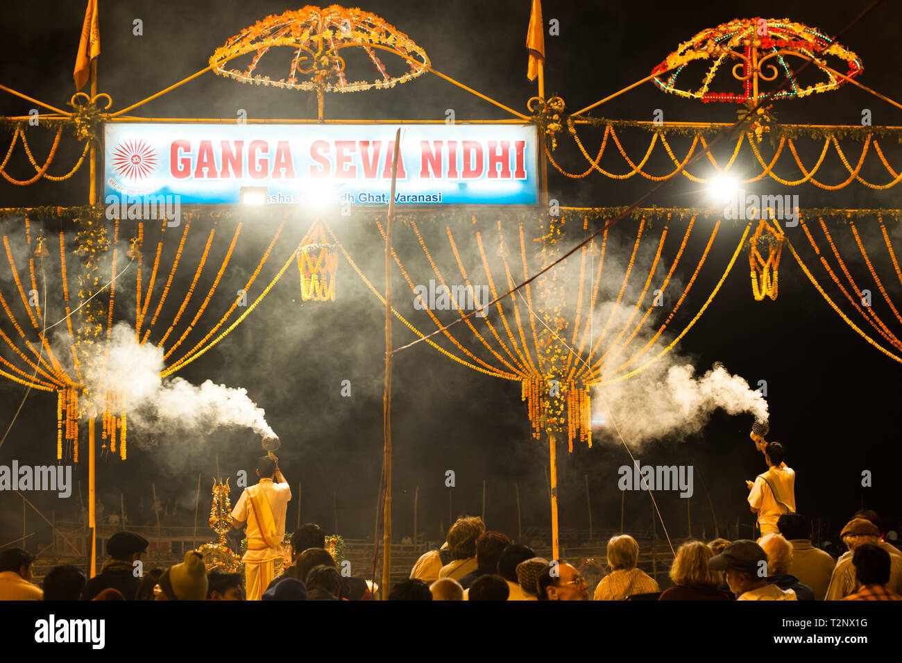 Sacerdoti indù eseguire rituali durante la serata di Ganga Seva Nidhi, un religioso cerimonia Indù che si svolge due volte ogni giorno. Foto Stock
