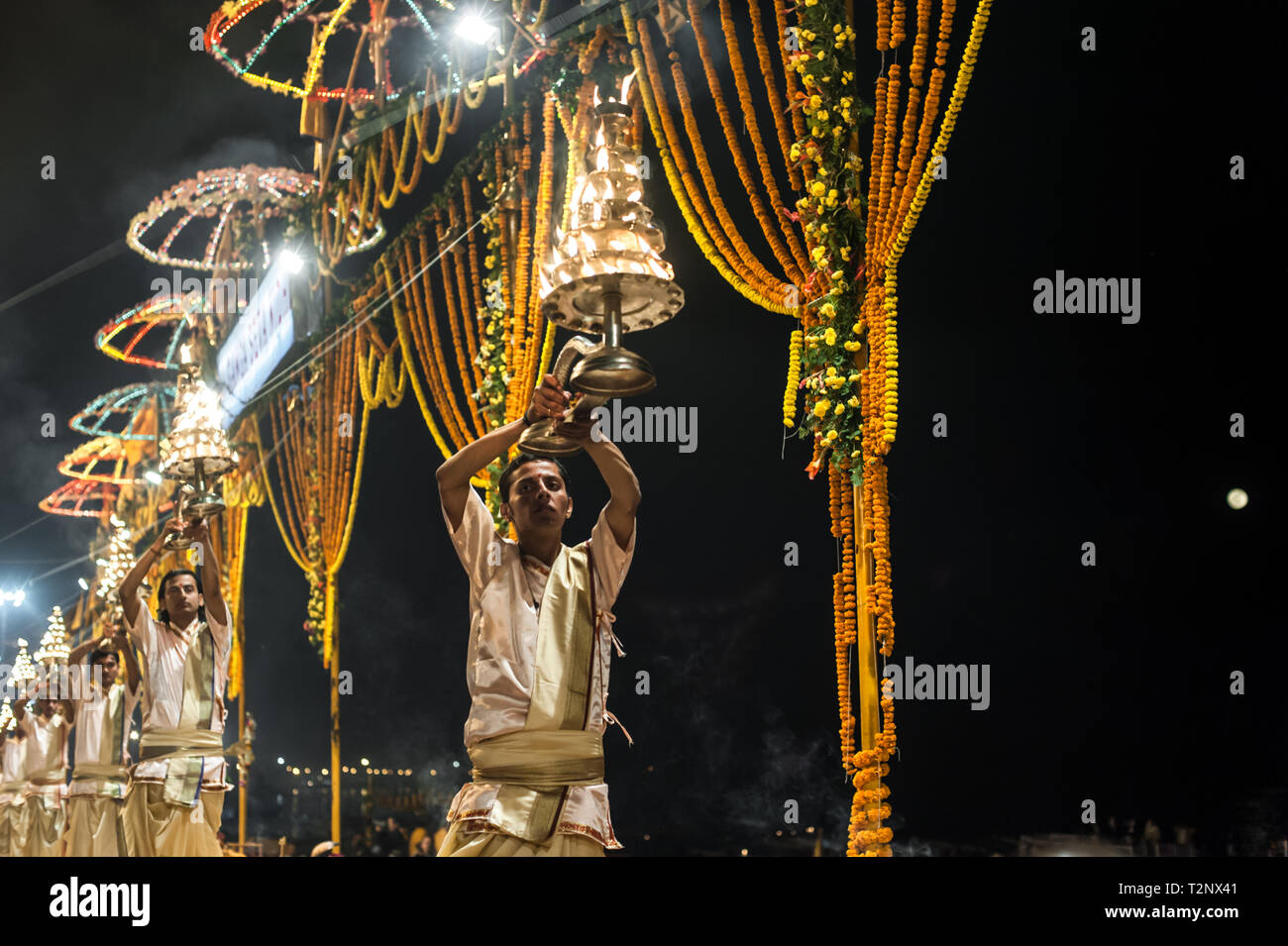 Sacerdoti indù eseguire rituali durante la serata di Ganga Seva Nidhi, un religioso cerimonia Indù che si svolge due volte ogni giorno. Foto Stock