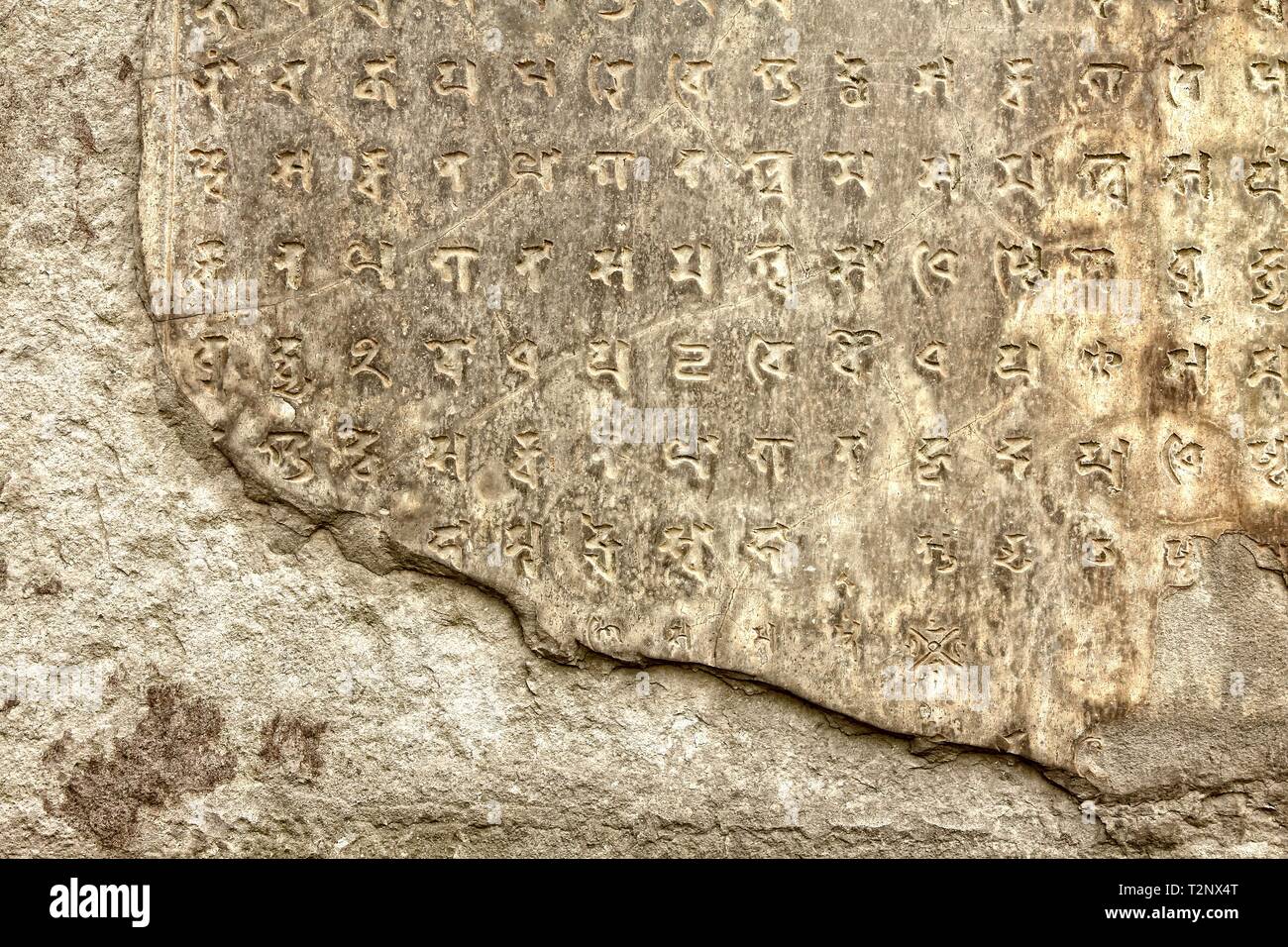 Antica lingua giapponese incisione in pietra - un monumento al famoso Tempio di Senso-ji nel quartiere di Asakusa. Foto Stock