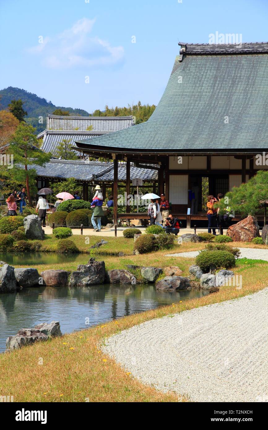 KYOTO, Giappone - 17 Aprile 2012: la gente visita Tenryuji tempio di Arashiyama, Kyoto, Giappone. Arashiyama è un nazionale-luogo designato di bellezza scenica Foto Stock